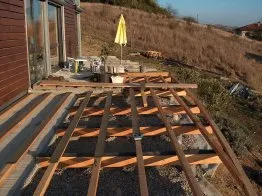 Structure de terrasse : les solives et les poutres sont en sapin de Douglas. 