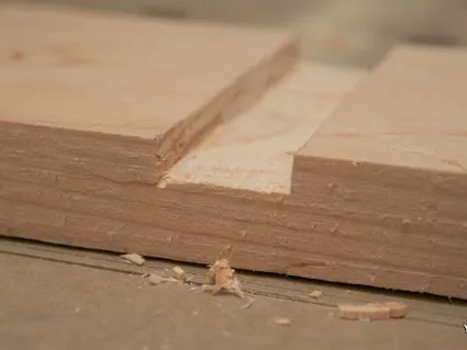 Réaliser une rainure perpendiculaire au fil