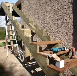 Escalier à limons en crémaillères en cours de construction