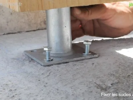 La fixation du pied de poteau dans le béton