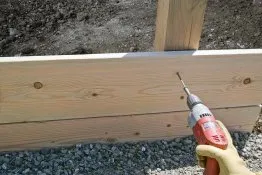 Fixation d’éléments bois en extérieur
