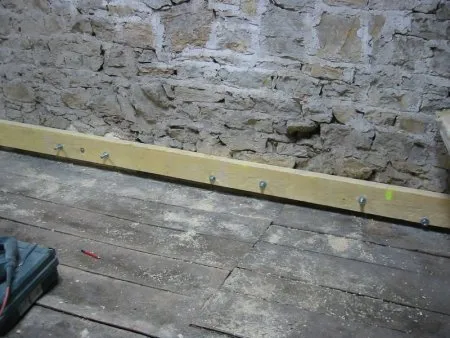 FBM60x : Fixation d'une muralière sur un mur en maçonnerie pleine