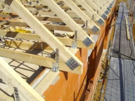 FBB07x : Fixation d'une ferme sur un panneau de mur