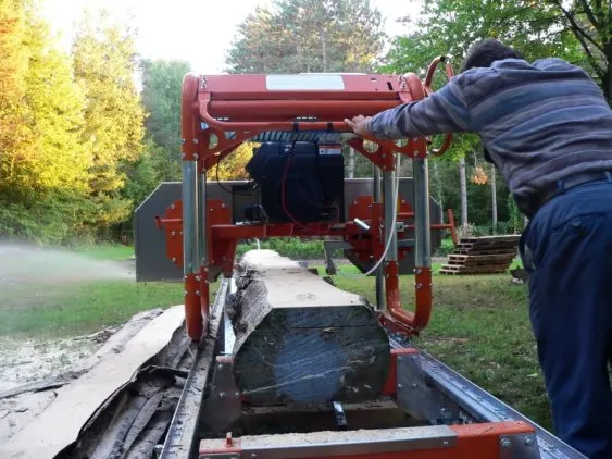 Débitage d’une bille en scierie mobile