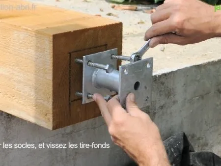 La fixation du pied de poteau