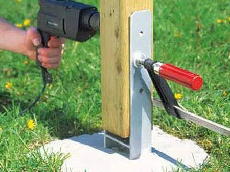 Fixation du pied métallique au poteau