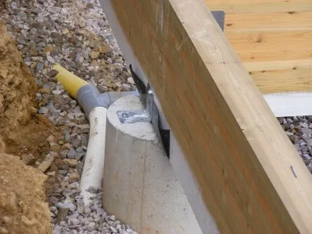 Méthodes de fixation de poutres porteuses ou solives sur plots en béton