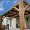 Pergola bioclimatique de style contemporain : mécanismes SUNDIY XL coloris RAL 7006 et lames en bois Douglas