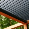 Chéneaux SUNDIY Gris Anthracite RAL 7016 sur pergola bioclimatique avec lames en aluminium