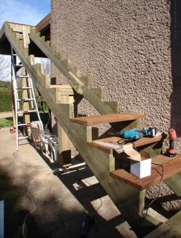 Escalier à limons en crémaillères en cours de construction